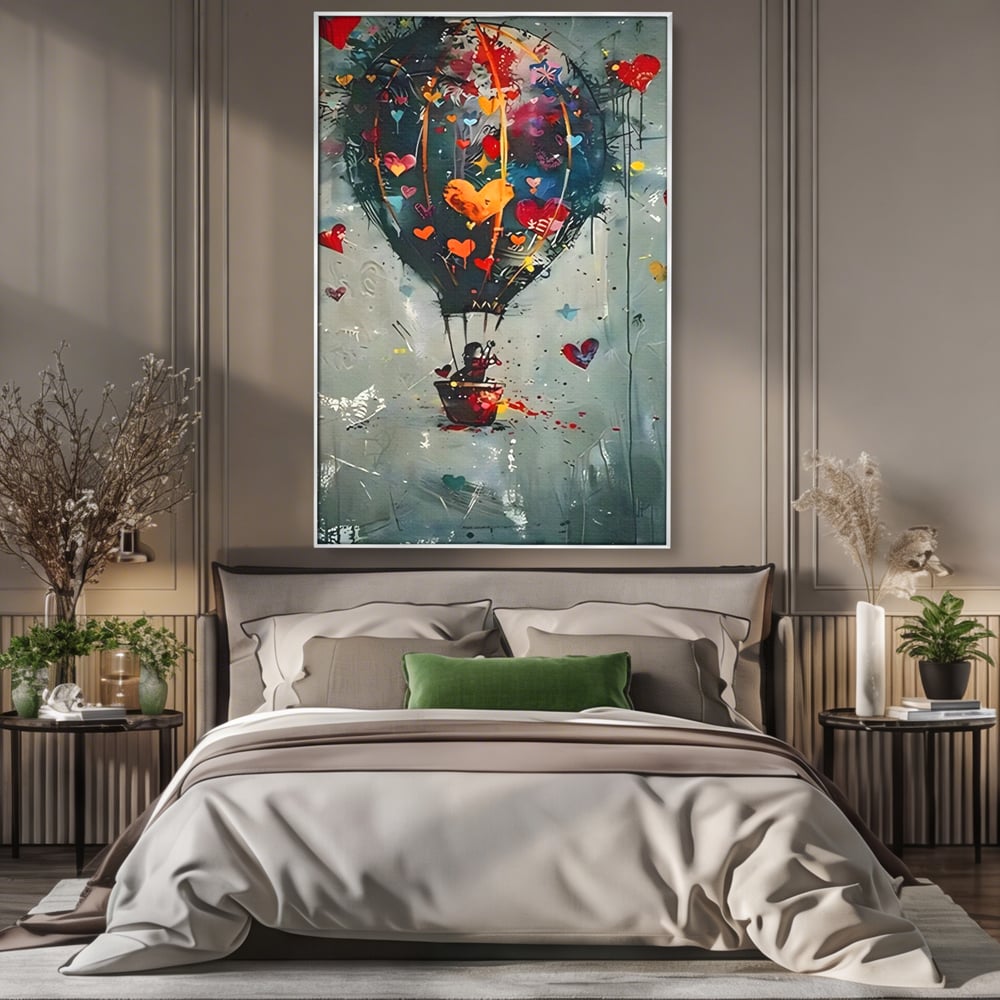 Tablou canvas cu tablou canvas cu balon cu aer cald si inimi, in rama de aluminiu argintiu, pe perete intr-un dormitor